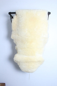 sheep skin / fur (64cm x 121cm)